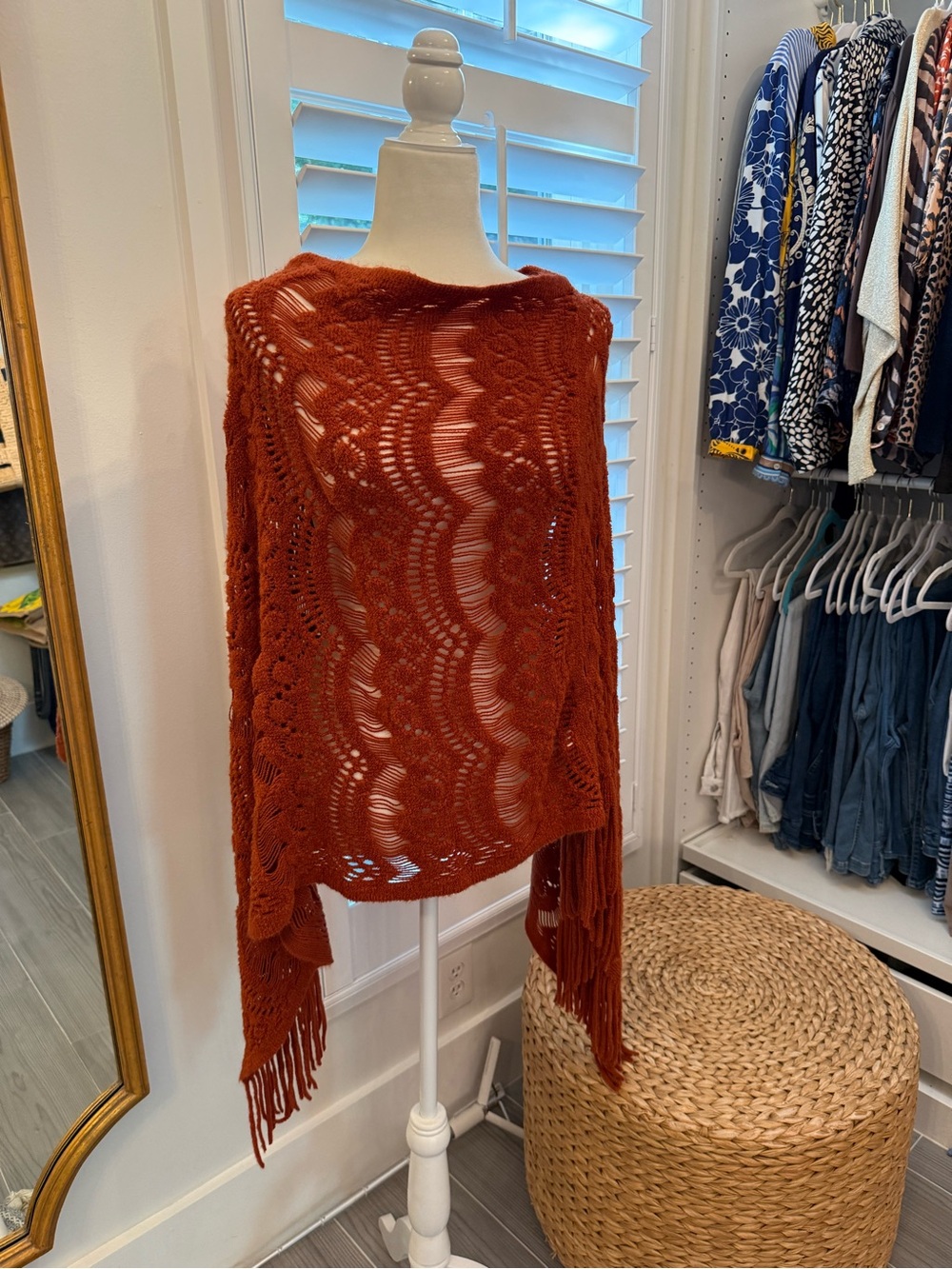 Anthropologie Do everything in love Open-Knit Fringe Poncho in Rust